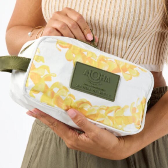 ALOHA Collection Handbags - Aloha Collection  Dopp Kit Lei Ers by Aloha De Mele  NWT